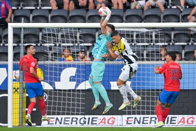 SOCCER - UEFA EL, LASK vs Bukarest LINZ,AUSTRIA,22.AUG.24 - SOCCER - UEFA Europa League, qualification, Linzer ASK vs FCSB Bukarest. Image shows Stefan Tarnovanu (Bukarest) and Robert Zulj (LASK).  GEPAxpictures xChristianxMoser