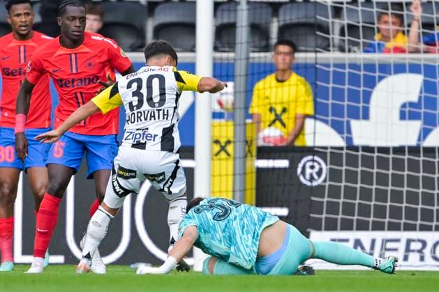 SOCCER - UEFA EL, LASK vs Bukarest LINZ,AUSTRIA,22.AUG.24 - SOCCER - UEFA Europa League, qualification, Linzer ASK vs FCSB Bukarest. Image shows Sascha Horvath (LASK) and Stefan Tarnovanu (Bukarest).  GEPAxpictures xChristianxMoser