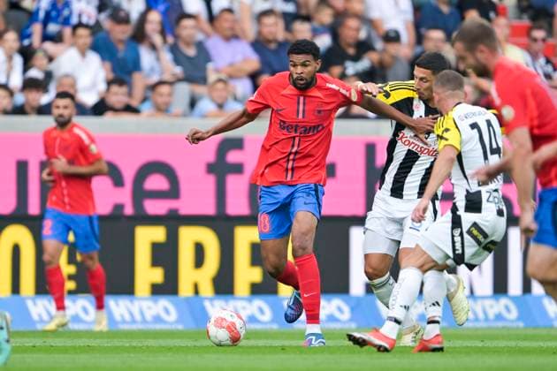 SOCCER - UEFA EL, LASK vs Bukarest LINZ,AUSTRIA,22.AUG.24 - SOCCER - UEFA Europa League, qualification, Linzer ASK vs FCSB Bukarest. Image shows Malcom Edjouma (Bukarest) and Robert Zulj (LASK).  GEPAxpictures xChristianxMoser