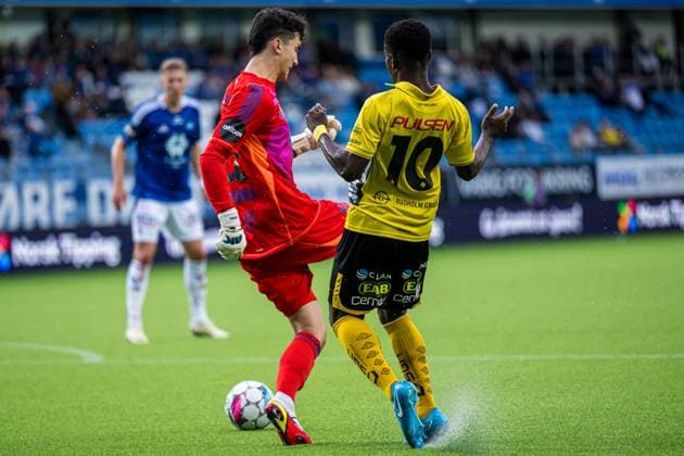 240822 Albert Posiadala of Molde and Michael Baidoo of Elfsborg during the UEFA Europa League play off match between Molde and Elfsborg on August 22, 2024 in Molde Photo Marius Simensen BILDBYRAN COP 238 bbeng elfsborg football fotball fotboll molde play off uefa europa league  Copyright: MARIUSxSIMENSEN BB240822BB115