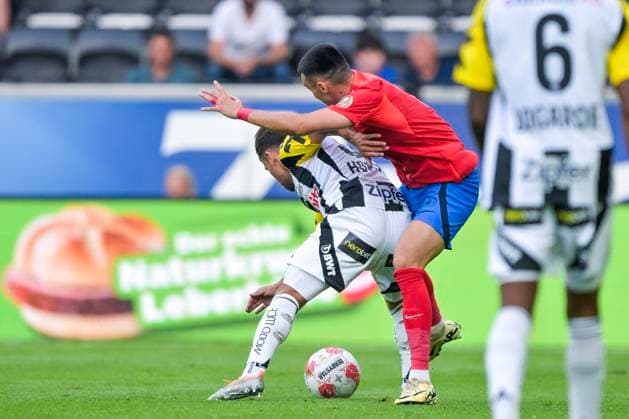 SOCCER - UEFA EL, LASK vs Bukarest LINZ,AUSTRIA,22.AUG.24 - SOCCER - UEFA Europa League, qualification, Linzer ASK vs FCSB Bukarest. Image shows Sascha Horvath (LASK) and Adrian Sut (Bukarest).  GEPAxpictures xChristianxMoser