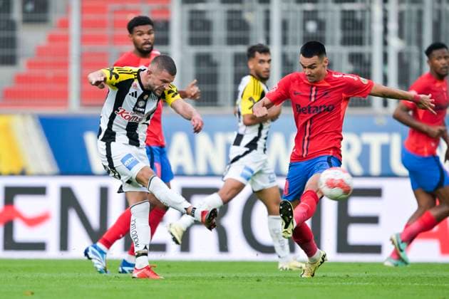 SOCCER - UEFA EL, LASK vs Bukarest LINZ,AUSTRIA,22.AUG.24 - SOCCER - UEFA Europa League, qualification, Linzer ASK vs FCSB Bukarest. Image shows Valon Berisha (LASK) and Adrian Sut (Bukarest).  GEPAxpictures xChristianxMoser