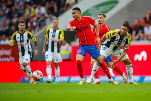 SOCCER - UEFA EL, LASK vs Bukarest LINZ,AUSTRIA,22.AUG.24 - SOCCER - UEFA Europa League, qualification, Linzer ASK vs FCSB Bukarest. Image shows Adrian Sut (Bukarest) and Robert Zulj (LASK).  GEPAxpictures xManuelxBinder