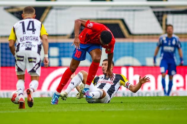 SOCCER - UEFA EL, LASK vs Bukarest LINZ,AUSTRIA,22.AUG.24 - SOCCER - UEFA Europa League, qualification, Linzer ASK vs FCSB Bukarest. Image shows Valon Berisha (LASK), Malcom Edjouma (Bukarest) and Robert Zulj (LASK).  GEPAxpictures xManuelxBinder