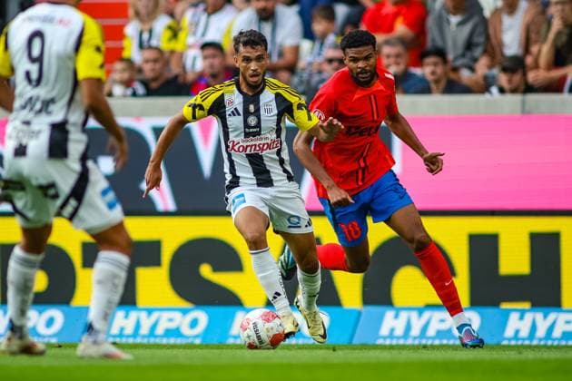 SOCCER - UEFA EL, LASK vs Bukarest LINZ,AUSTRIA,22.AUG.24 - SOCCER - UEFA Europa League, qualification, Linzer ASK vs FCSB Bukarest. Image shows Adil Taoui (LASK) and Malcom Edjouma (Bukarest).  GEPAxpictures xManuelxBinder