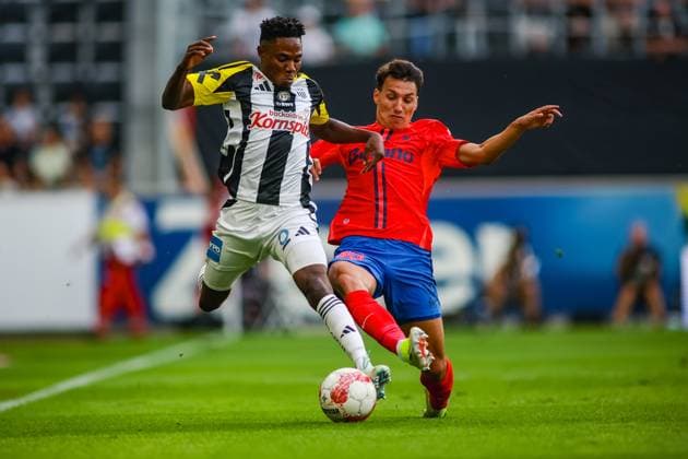 SOCCER - UEFA EL, LASK vs Bukarest LINZ,AUSTRIA,22.AUG.24 - SOCCER - UEFA Europa League, qualification, Linzer ASK vs FCSB Bukarest. Image shows Moses Usor (LASK) and Risto Radunovic (Bukarest).  GEPAxpictures xManuelxBinder