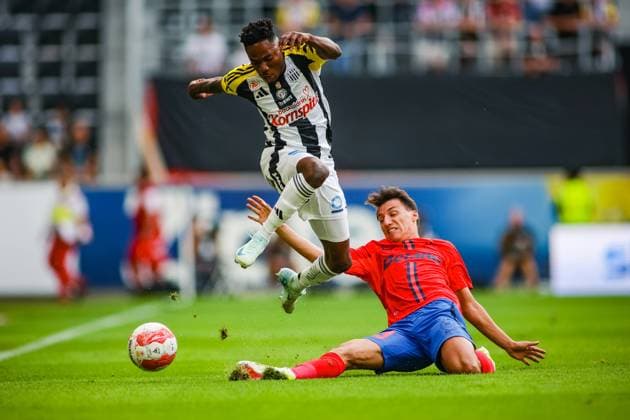SOCCER - UEFA EL, LASK vs Bukarest LINZ,AUSTRIA,22.AUG.24 - SOCCER - UEFA Europa League, qualification, Linzer ASK vs FCSB Bukarest. Image shows Moses Usor (LASK) and Risto Radunovic (Bukarest).  GEPAxpictures xManuelxBinder