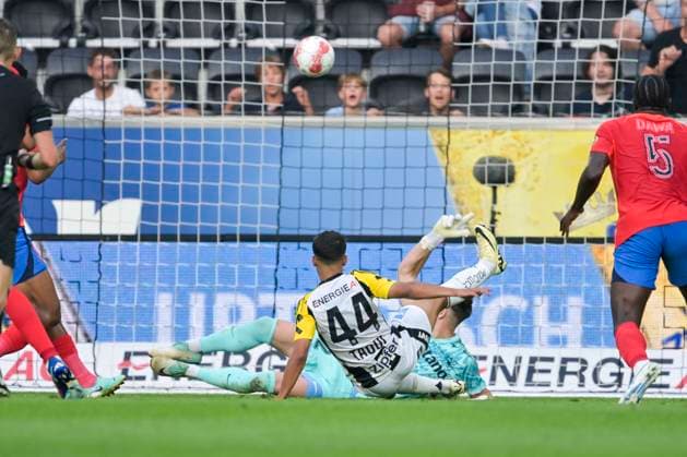 SOCCER - UEFA EL, LASK vs Bukarest LINZ,AUSTRIA,22.AUG.24 - SOCCER - UEFA Europa League, qualification, Linzer ASK vs FCSB Bukarest. Image shows Adil Taoui (LASK) and Stefan Tarnovanu (Bukarest).  GEPAxpictures xChristianxMoser