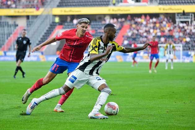 SOCCER - UEFA EL, LASK vs Bukarest LINZ,AUSTRIA,22.AUG.24 - SOCCER - UEFA Europa League, qualification, Linzer ASK vs FCSB Bukarest. Image shows Melayro Bogarde (LASK) and David Miculescu (Bukarest).  GEPAxpictures xChristianxMoser