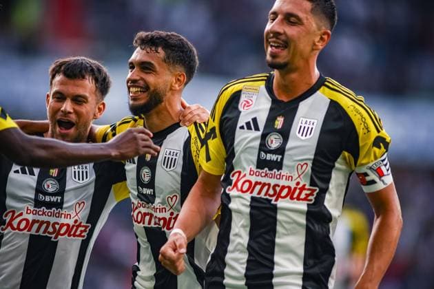 SOCCER - UEFA EL, LASK vs Bukarest LINZ,AUSTRIA,22.AUG.24 - SOCCER - UEFA Europa League, qualification, Linzer ASK vs FCSB Bukarest. Image shows the rejoicing of Sascha Horvath (LASK), Adil Taoui (LASK) and Robert Zulj (LASK).  GEPAxpictures xManuelxBinder