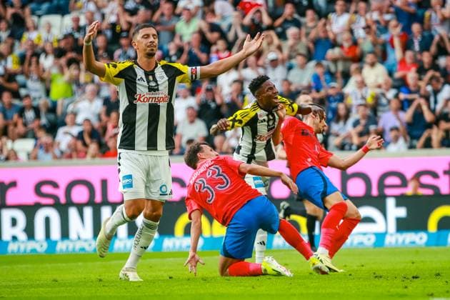 SOCCER - UEFA EL, LASK vs Bukarest LINZ,AUSTRIA,22.AUG.24 - SOCCER - UEFA Europa League, qualification, Linzer ASK vs FCSB Bukarest. Image shows the disappointment of Robert Zulj (LASK) and Moses Usor (LASK).  GEPAxpictures xManuelxBinder