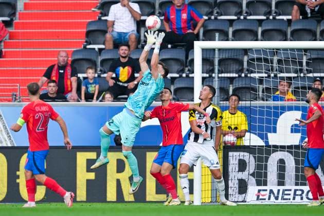 SOCCER - UEFA EL, LASK vs Bukarest LINZ,AUSTRIA,22.AUG.24 - SOCCER - UEFA Europa League, qualification, Linzer ASK vs FCSB Bukarest. Image shows Stefan Tarnovanu, Adrian Sut (Bukarest) and Robert Zulj (LASK).  GEPAxpictures xChristianxMoser