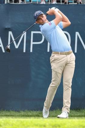 CASTLE ROCK, CO - AUGUST 22: Christiaan Bezuidenhout tees off on the first hole during the first round of the BMW Championship on August 22, 2024 at Castle Pines Golf Club in Castle Rock, CO. (Photo by Scott Winters Icon Sportswire) GOLF: AUG 22 PGA, Golf Herren FedExCup Playoffs - BMW Championship EDITORIAL USE ONLY Icon2408220050