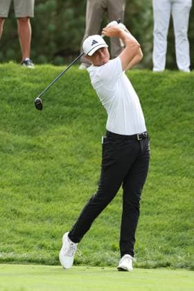 CASTLE ROCK, CO - AUGUST 22: Ludvig Aberg watches his tee shot on the third hole during the first round of the BMW Championship on August 22, 2024 at Castle Pines Golf Club in Castle Rock, CO. (Photo by Scott Winters Icon Sportswire) GOLF: AUG 22 PGA, Golf Herren FedExCup Playoffs - BMW Championship EDITORIAL USE ONLY Icon2408220151
