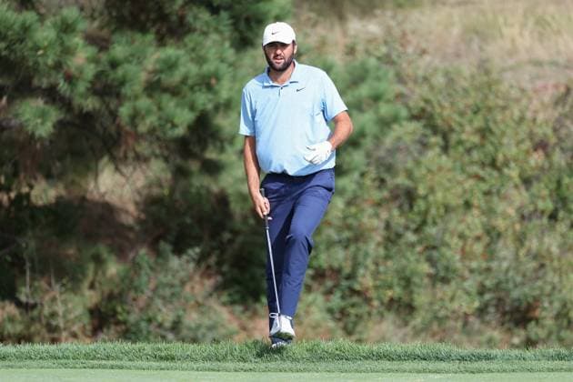 CASTLE ROCK, CO - AUGUST 22: Scottie Scheffler prepares to chip on the fourth hole during the first round of the BMW Championship on August 22, 2024 at Castle Pines Golf Club in Castle Rock, CO. (Photo by Scott Winters Icon Sportswire) GOLF: AUG 22 PGA, Golf Herren FedExCup Playoffs - BMW Championship EDITORIAL USE ONLY Icon2408220212