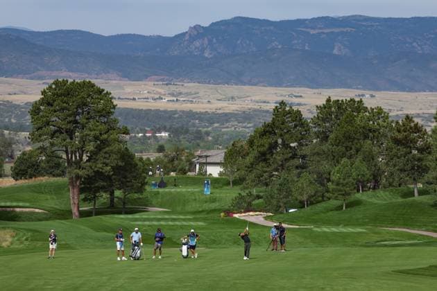 CASTLE ROCK, CO - AUGUST 22: A wide view as Xander Schauffele hits his second shot on five with mountains in the background during the first round of the BMW Championship on August 22, 2024 at Castle Pines Golf Club in Castle Rock, CO. (Photo by Scott Winters Icon Sportswire) GOLF: AUG 22 PGA, Golf Herren FedExCup Playoffs - BMW Championship EDITORIAL USE ONLY Icon2408220228