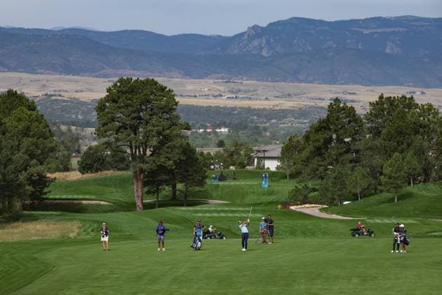 CASTLE ROCK, CO - AUGUST 22: A wide view as Scottie Scheffler hits his second shot on five with mountains in the background during the first round of the BMW Championship on August 22, 2024 at Castle Pines Golf Club in Castle Rock, CO. (Photo by Scott Winters Icon Sportswire) GOLF: AUG 22 PGA, Golf Herren FedExCup Playoffs - BMW Championship EDITORIAL USE ONLY Icon2408220235