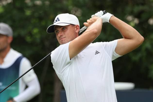 CASTLE ROCK, CO - AUGUST 22: Ludvig Aberg watches his tee shot during the first round of the BMW Championship on August 22, 2024 at Castle Pines Golf Club in Castle Rock, CO. (Photo by Scott Winters Icon Sportswire) GOLF: AUG 22 PGA, Golf Herren FedExCup Playoffs - BMW Championship EDITORIAL USE ONLY Icon2408220246