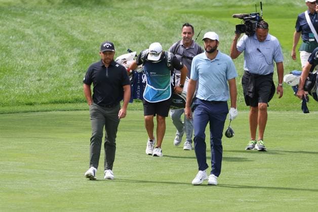 CASTLE ROCK, CO - AUGUST 22: Xander Schauffele and Scottie Scheffler walk up the eighth fairway during the first round of the BMW Championship on August 22, 2024 at Castle Pines Golf Club in Castle Rock, CO. (Photo by Scott Winters Icon Sportswire) GOLF: AUG 22 PGA, Golf Herren FedExCup Playoffs - BMW Championship EDITORIAL USE ONLY Icon2408220281