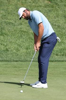 CASTLE ROCK, CO - AUGUST 22: Scottie Scheffler putts on the ninth hole during the first round of the BMW Championship on August 22, 2024 at Castle Pines Golf Club in Castle Rock, CO. (Photo by Scott Winters Icon Sportswire) GOLF: AUG 22 PGA, Golf Herren FedExCup Playoffs - BMW Championship EDITORIAL USE ONLY Icon2408220354