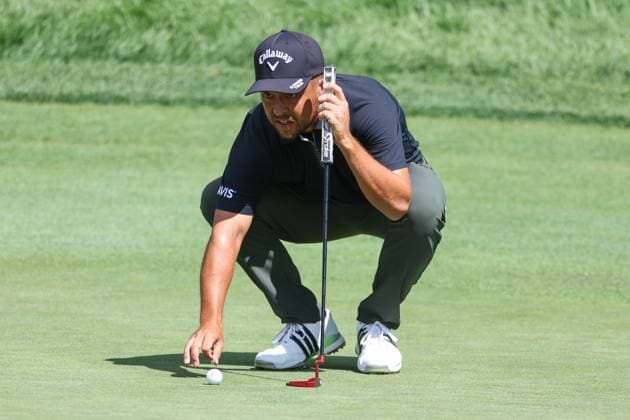CASTLE ROCK, CO - AUGUST 22: Xander Schauffele lines up a putt one the ninth hole during the first round of the BMW Championship on August 22, 2024 at Castle Pines Golf Club in Castle Rock, CO. (Photo by Scott Winters Icon Sportswire) GOLF: AUG 22 PGA, Golf Herren FedExCup Playoffs - BMW Championship EDITORIAL USE ONLY Icon2408220368