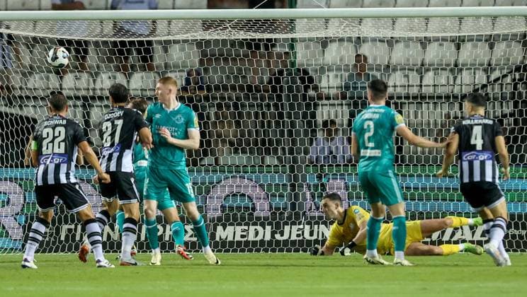 UEFA Europa League Play-off First Leg, Toumba Stadium, Thessaloniki, Greece 22 8 2024 PAOK vs Shamrock Rovers Shamrock Rovers Darragh Nugent with Magomed Ozdoev of PAOK Darragh Nugent with Magomed Ozdoev 22 8 2024  Copyright: x INPHO AleksandarxDjorovicx AS4A4741