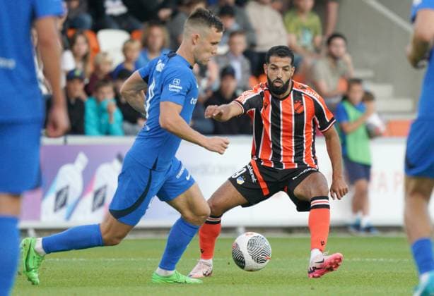 22.08.2024, Riga, Latvia. Latvia™s RFS Janis Ikaunieks (left) vies for the ball with Cyprus™ APOEL Issam Cheabake during their UEFA Europa League play offs game between RFS (Latvia) and APOEL (Cyprus). Foto: Roman Koksarov Riga Latvia Copyright: xRomÄnsxKokÅ¡arovsx soc_RFS-APOEL20240822rk193.JPG