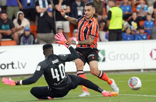 22.08.2024, Riga, Latvia. Latvia™s RFS Fabrice Ondoa (left) vies for the ball with Cyprus™ APOEL Anastasios Donis during their UEFA Europa League play offs game between RFS (Latvia) and APOEL (Cyprus). Foto: Roman Koksarov Riga Latvia Copyright: xRomÄnsxKokÅ¡arovsx soc_RFS-APOEL20240822rk227.JPG