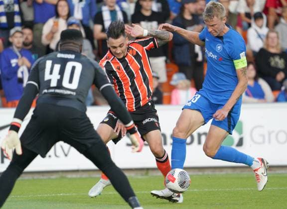22.08.2024, Riga, Latvia. Latvia™s RFS Heidi Prenga (rightt) and Fabrice Ondoa (left) vie for the ball with Cyprus™ APOEL Anastasios Donis during their UEFA Europa League play offs game between RFS (Latvia) and APOEL (Cyprus). Foto: Roman Koksarov Riga Latvia Copyright: xRomÄnsxKokÅ¡arovsx soc_RFS-APOEL20240822rk227.JPG