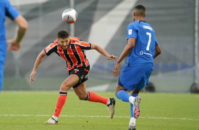 22.08.2024, Riga, Latvia. Latvia™s RFS Ismael Diomande (right) vies for the ball with Cyprus™ APOEL Lasha Dvali during their UEFA Europa League play offs game between RFS (Latvia) and APOEL (Cyprus). Foto: Roman Koksarov Riga Latvia Copyright: xRomÄnsxKokÅ¡arovsx soc_RFS-APOEL20240822rk64.JPG