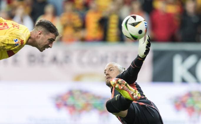 Sport Bilder des Tages Jagiellonia Bialystok vs Ajax Amsterdam - UEFA Europa League Adrian Dieguez , Remko Paveeer , goal during UEFA Europa League play-offs match Jagiellonia Bialystok vs Ajax Amsterdam in Bialystok, Poland on 22 August, 2024 Bialystok Poland  Copyright: xFotoxOlimpikx originalFilename:jastrzebowski-jagiello240822_npViU.jpg