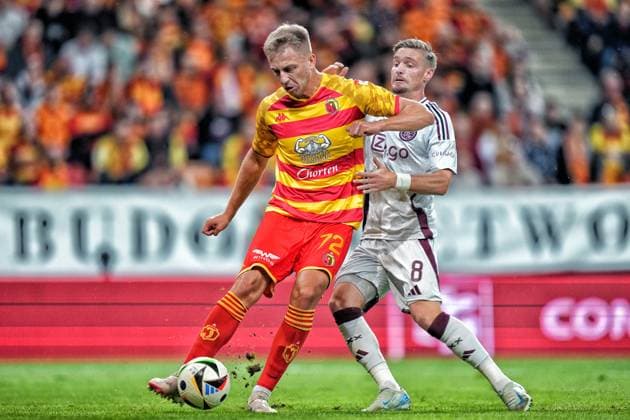 BIALYSTOK, 22-08-2024, Bialystok City Stadium, football, UEFA Europa League Play Offs, season 2024 2025, Jagiellonia Bialystok - Ajax. Jagiellonia Bialystok player Mateusz Skrzypczak and Ajax player Kenneth Taylor Jagiellonia Bialystok - Ajax  x26087831x Copyright:
