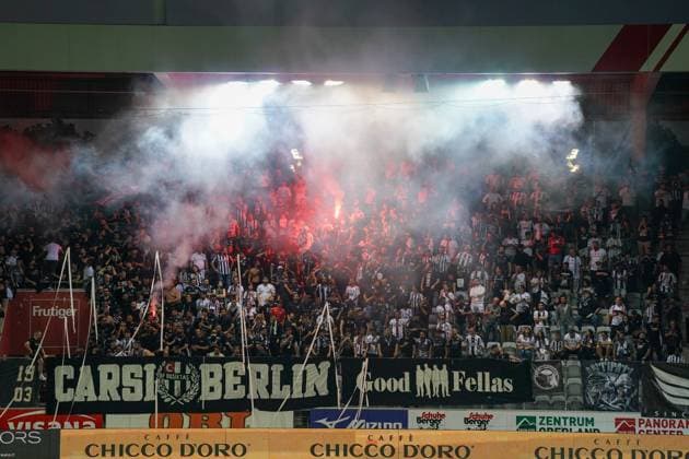 Soccer UEFA Europa League Qualification Play offs FC LUGANO SUI vs BESIKTAS JK Istanbul TUR , Arena Thun, Switzerland Goal and goal celebration by Gedson Fernandes Besiktas 83 to 0 1 for Besiktas Istanbul Fanblock Guest fans Copyright: xJOERANxSTEINSIEKx