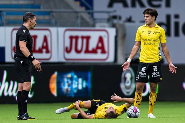 240822 Simon Hedlund of Elfsborg with an injury during the UEFA Europa League play off match between Molde and Elfsborg on August 22, 2024 in Molde Photo Marius Simensen BILDBYRAN COP 238 bbeng elfsborg football fotball fotboll molde play off uefa europa league  Copyright: MARIUSxSIMENSEN BB240822BB331