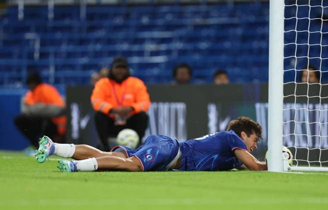 Sport Bilder des Tages London, England, 22nd August 2024. Chelsea s Marc Guiu attempts to head the ball as it goes just wide of the goal during the UEFA Europa Conference League match at Stamford Bridge, London. Picture credit should read: Paul Terry Sportimage EDITORIAL USE ONLY. No use with unauthorised audio, video, data, fixture lists, club league logos or live services. Online in-match use limited to 120 images, no video emulation. No use in betting, games or single club league player publications. SPI-3273-0013