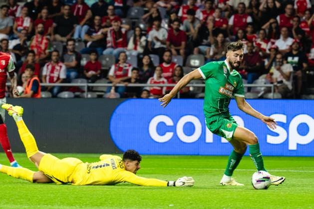 SOCCER - UEFA EL, Braga vs Rapid BRAGA,PORTUGAL,22.AUG.24 - SOCCER - UEFA Europa League, qualification, Sporting Club de Braga vs SK Rapid Wien. Image shows Matheus (Braga) and Dion Beljo (Rapid).  GEPAxpictures xKevinxHackner