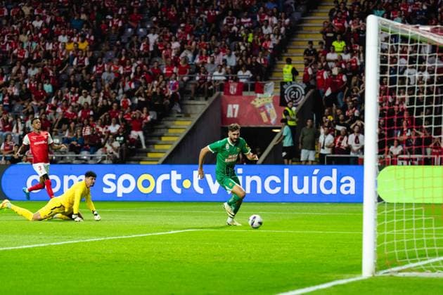 SOCCER - UEFA EL, Braga vs Rapid BRAGA,PORTUGAL,22.AUG.24 - SOCCER - UEFA Europa League, qualification, Sporting Club de Braga vs SK Rapid Wien. Image shows Matheus (Braga) and Dion Beljo (Rapid).  GEPAxpictures xKevinxHackner