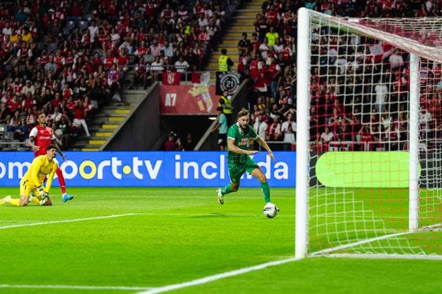 SOCCER - UEFA EL, Braga vs Rapid BRAGA,PORTUGAL,22.AUG.24 - SOCCER - UEFA Europa League, qualification, Sporting Club de Braga vs SK Rapid Wien. Image shows Matheus (Braga) and Dion Beljo (Rapid).  GEPAxpictures xKevinxHackner