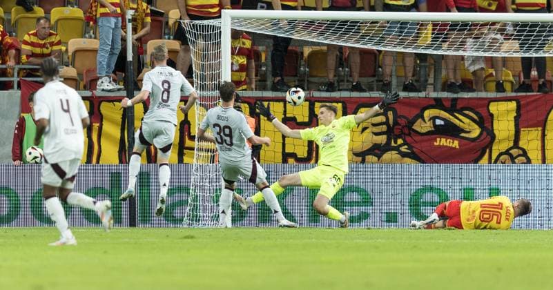 22nd August 2024; Bia& x142;ystok Municipal Stadium, Bia& x142;ystok, Poland; UEFA Europa League football Play-offs, Jagiellonia Bialystok versus Ajax; Jorrel Hato (Ajax), Kenneth Taylor (Ajax) with scorer Mika Godts (Ajax) past Slawomir Abramowicz and Michal Sacek (Jagiellonia) for his goal for 1-2 in the 27th minute  ActionPlus12684199 TomekxJastrzebowski