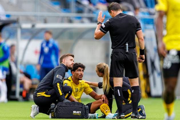 First playoff match for the UEFA Europa League in football 2024 Molde Elfsborg 0 1 Molde 20240822 Referee Istvan Kovacs talks to Ahmed Qasem sitting down during the playoff match for the Europa League in football between Molde and Elfsborg at Aker Stadion Photo Svein Ove Ekornesvag NTB Molde Norway EDITORIAL USE ONLY RESTRICTED USE FOR BETTING COMPANIES  Copyright: xSveinxOvexEkornesvagx xNTBx