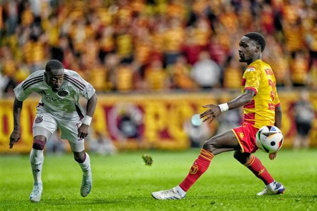BIALYSTOK, 22-08-2024, Bialystok City Stadium, football, UEFA Europa League Play Offs, season 2024 2025, Jagiellonia Bialystok - Ajax. Jagiellonia Bialystok player Aurelien Nguiamba and Ajax player Carlos Forbs Jagiellonia Bialystok - Ajax  x26088003x Copyright: