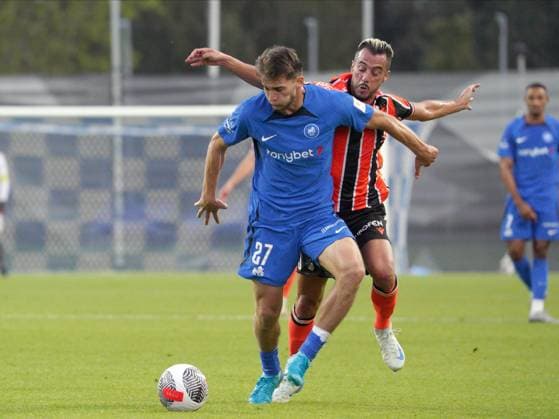 22.08.2024, Riga, Latvia. Latvia™s RFS Adam Marhiev (left) vies for the ball with Cyprus™ APOEL Sergio Tejera during their UEFA Europa League play offs game between RFS (Latvia) and APOEL (Cyprus). Foto: Roman Koksarov Riga Latvia Copyright: xRomÄnsxKokÅ¡arovsx soc_RFS-APOEL20240822rk438.JPG