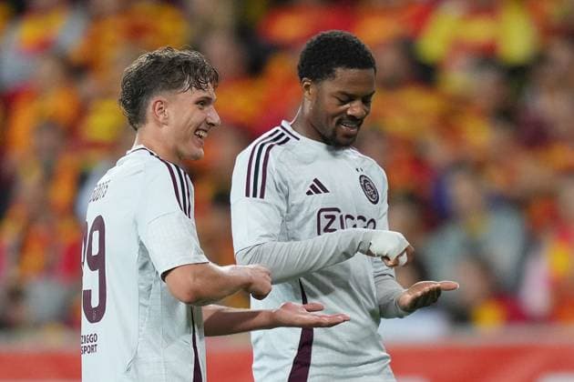 BIALYSTOK, 22-08-2024, Bialystok City Stadium, football, UEFA Europa League Play Offs, season 2024 2025, Jagiellonia Bialystok - Ajax. Ajax player Chuba Akpom (R) scores 1-3 and celebrates with Ajax player Carlos Forbs Jagiellonia Bialystok - Ajax  x26088303x Copyright: