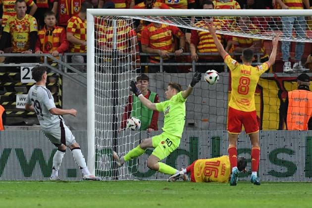2024.08.22 Bialystok Pilka nozna, UEFA Liga Europy, sezon 2024 2025 Spotkanie w 4. rundzie el. Ligi Europy. Jagiellonia Bialystok (zolto-czerwone) - AFC Ajax Amsterdam N z akcja pod bramka Jagiellonii Mika Godts Slawomir Abramowicz bramkarz Jagiellonii Bialystok Foto Michal Kosc PressFocus 2024.08.22 Bialystok Football, UEFA Europa League, 2024 25 season, Play-offs 1st leg. Jagiellonia Bialystok (red-yellow) - AFC Ajax Amsterdam Credit: Michal Kosc PressFocus NEWSPIX.PL --- Newspix.pl  20240822PF_MK20240822_01387