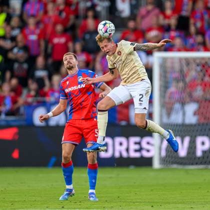Viktoria Plzen v Heart of Midlothian Europa League 22 08 2024. Play Off Leg 1 of 2 Frankie Kent of Hearts wins a header against Daniel Vasulin of FC Viktoria Plzen during the UEFA Europa League play off first leg match between Viktoria Plzen and Heart of Midlothian at Doosan Arena, Plzen, Czech Republic on 22 August 2024. Plzen Doosan Arena Czech Republic Editorial use only , Copyright: xMalcolmxMackenzie HeartsxFCx PSI-20238-0045