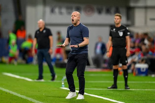 Viktoria Plzen v Heart of Midlothian Europa League 22 08 2024. Play Off Leg 1 of 2 Hearts head coach Steven Naismith during the UEFA Europa League play off first leg match between Viktoria Plzen and Heart of Midlothian at Doosan Arena, Plzen, Czech Republic on 22 August 2024. Plzen Doosan Arena Czech Republic Editorial use only , Copyright: xMalcolmxMackenzie HeartsxFCx PSI-20238-0051