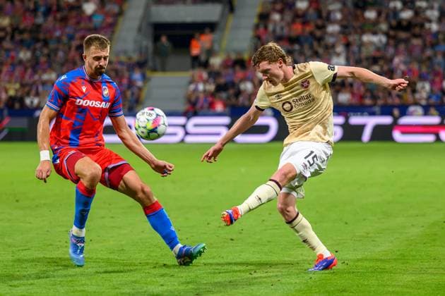 Viktoria Plzen v Heart of Midlothian Europa League 22 08 2024. Play Off Leg 1 of 2 Kye Rowles of Hearts crosses the ball during the UEFA Europa League play off first leg match between Viktoria Plzen and Heart of Midlothian at Doosan Arena, Plzen, Czech Republic on 22 August 2024. Plzen Doosan Arena Czech Republic Editorial use only , Copyright: xMalcolmxMackenzie HeartsxFCx PSI-20238-0056