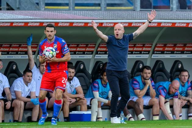 Viktoria Plzen v Heart of Midlothian Europa League 22 08 2024. Play Off Leg 1 of 2 Hearts head coach Steven Naismith reacts during the UEFA Europa League play off first leg match between Viktoria Plzen and Heart of Midlothian at Doosan Arena, Plzen, Czech Republic on 22 August 2024. Plzen Doosan Arena Czech Republic Editorial use only , Copyright: xMalcolmxMackenzie HeartsxFCx PSI-20238-0066