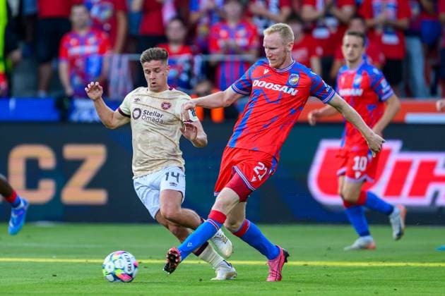 Viktoria Plzen v Heart of Midlothian Europa League 22 08 2024. Play Off Leg 1 of 2 Cammy Devlin of Hearts closes down Vaclav Jemelka of FC Viktoria Plzen during the UEFA Europa League play off first leg match between Viktoria Plzen and Heart of Midlothian at Doosan Arena, Plzen, Czech Republic on 22 August 2024. Plzen Doosan Arena Czech Republic Editorial use only , Copyright: xMalcolmxMackenzie HeartsxFCx PSI-20238-0072