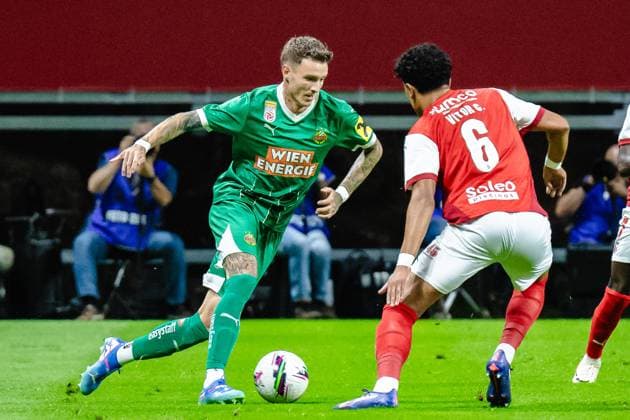 SOCCER - UEFA EL, Braga vs Rapid BRAGA,PORTUGAL,22.AUG.24 - SOCCER - UEFA Europa League, qualification, Sporting Club de Braga vs SK Rapid Wien. Image shows Bendeguz Bolla (Rapid) and Vitor Carvalho (Braga).  GEPAxpictures xKevinxHackner